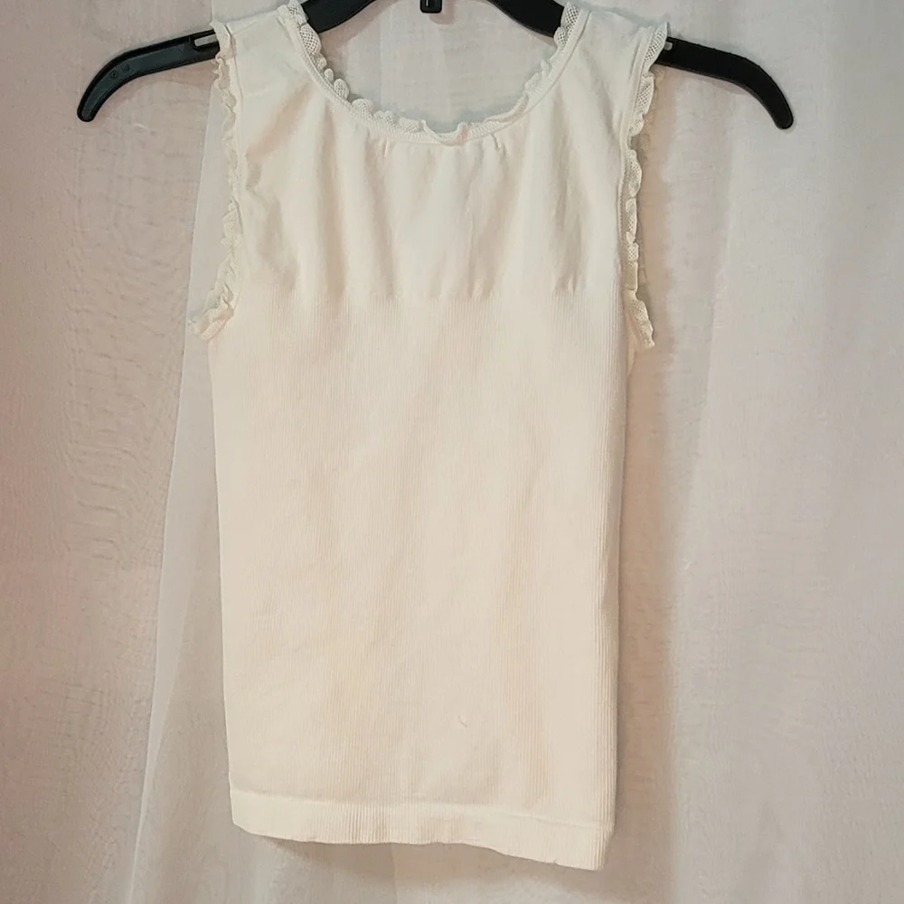 Max Studio White Fitted Ruffled Tank Top - Picture 3 of 3
